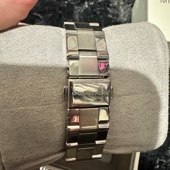Like new!!! Michael Kors Women's Jaryn Heart Stainless Steel Watch - Picture 6 of 6